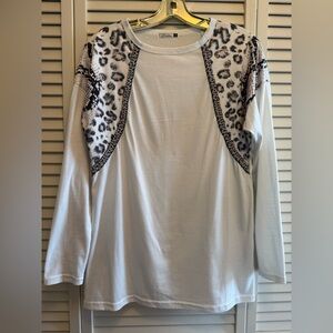 Dorose Small Women's Leopard Print Long Sleeve Top. PTP 20”